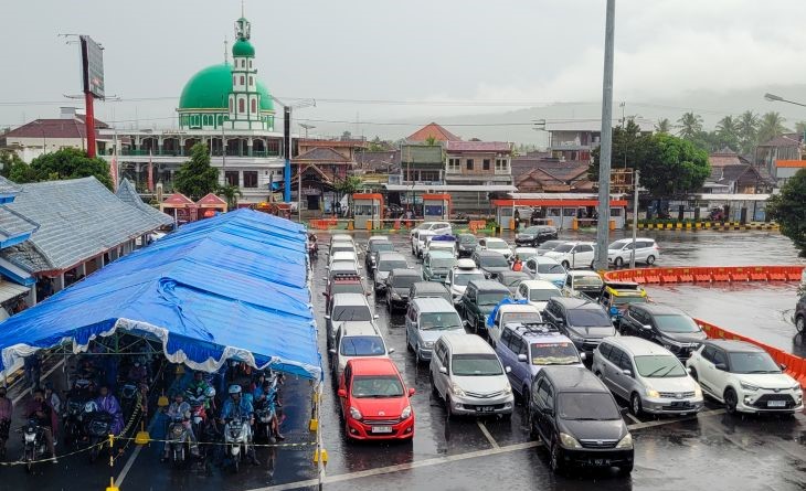 Cuaca Buruk Sebabkan Penundaan Penyeberangan Gilimanuk-Ketapang, Pelabuhan Terjadi Penumpukan Kendaraan