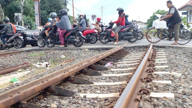 Waspada Saat Melintas Jalur Kereta Api