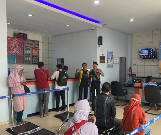 Unit Pamobvit Sat Samapta Polres Tuba Barat Lakukan Pengamanan di Bank Lampung Panaragan Jaya untuk Jamin Keamanan Perbankan