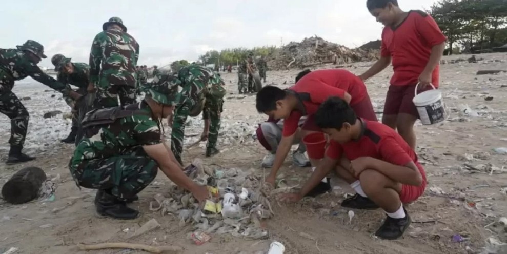 TNI Nyatakan Perang Terhadap Sampah Dengan Gerakan Serentak Bersihkan Seluruh Lingkungan
