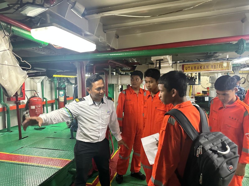 ASDP Ajak Siswa Belajar dari Dek Kapal Merayakan Hardiknas dengan Pengalaman Nyata di Dunia Maritim yang Membuka Kesempatan Kerja Masa Depan