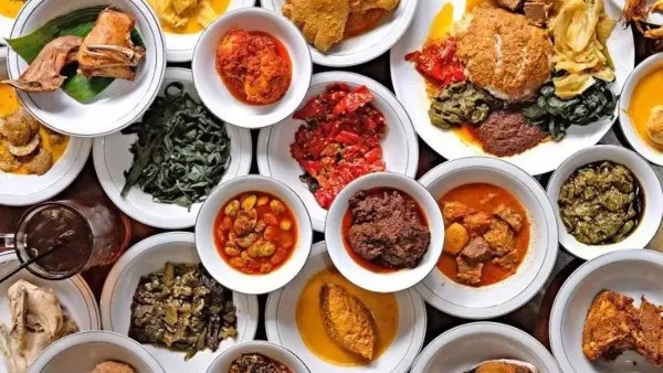 7 Rumah Makan Nasi Padang Favorit di Depok, Enak dan Terjangkau