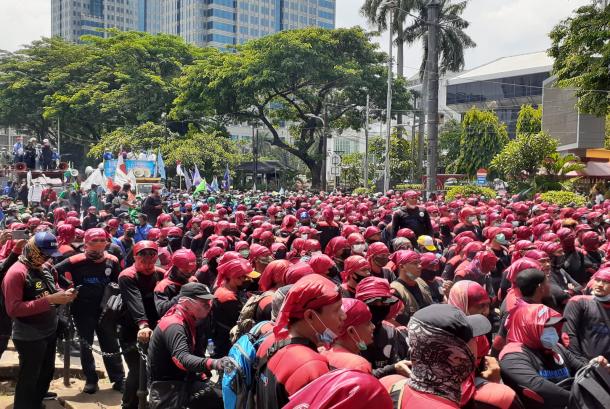 Peringatan Hari Buruh 2025: Massa Buruh Mulai Penuhi Kawasan Monumen Nasional, Soroti Isu Ketenagakerjaan