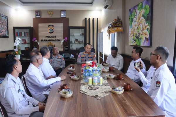 Bhabinkamtibmas Desa Nyuhtebel Dampingi PT Hutama Karya Koordinasi Proyek Bali Beach Conservation