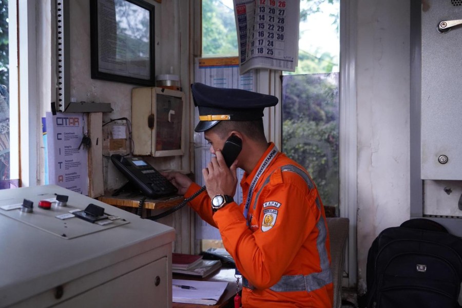 Lebih dari Sekadar Jaga Palang, Sumarno Ceritakan Dedikasi PJL di Perlintasan Sebidang