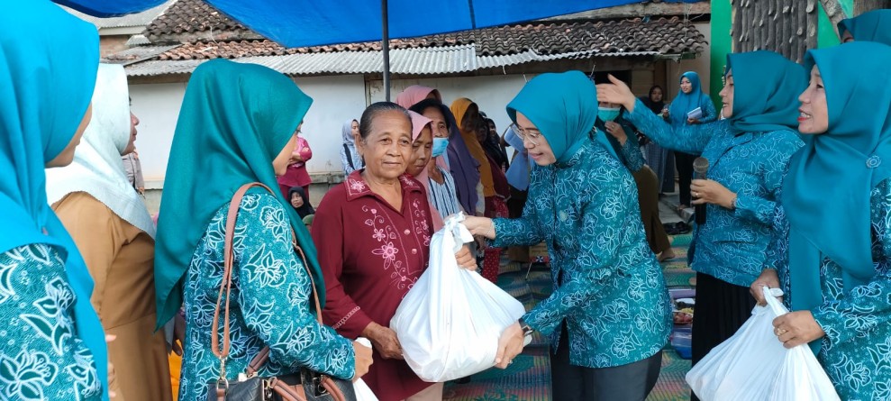 Bansos Sembako untuk Lansia Jelbuk, Wujud Nyata Kehadiran Pemerintah