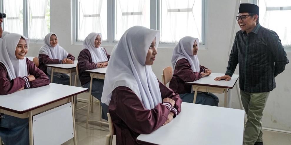 Cak Imin Terima Surat Dari Siswa Aceh Untuk Presiden Prabowo Subianto