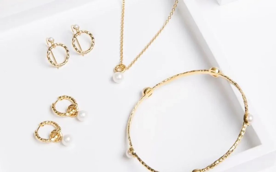 Simak Harga Emas Perhiasan Terbaru 18 Desember 2025 Naik di Rajaemas dan Lakuemas