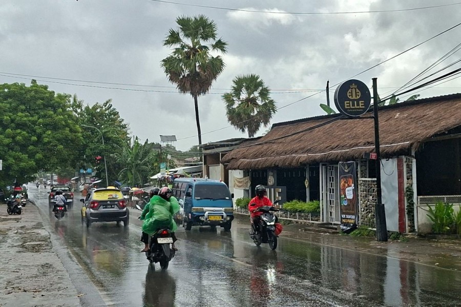 BMKG Prediksi Hujan Disertai Kilat dan Angin Kencang Melanda Berbagai Kota Besar di Indonesia