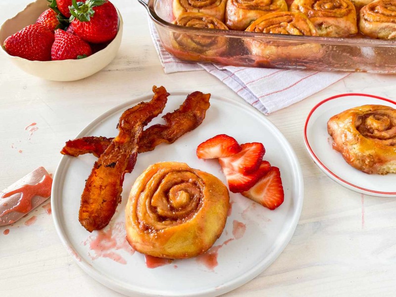 Resep Strawberry Cinnamon Rolls Super Lembut dan Gooey, Manis Stroberi Spesial ala Rumahan