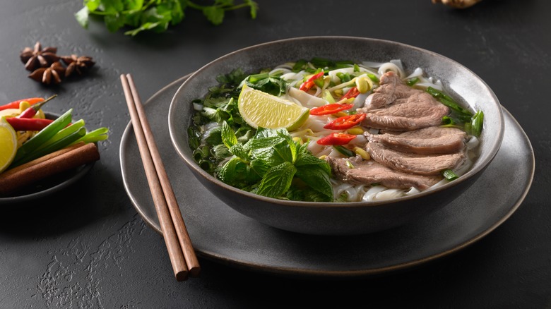 Resep Pho Vietnam 15 Menit Praktis Kuah Segar Gurih Cocok Menu Harian