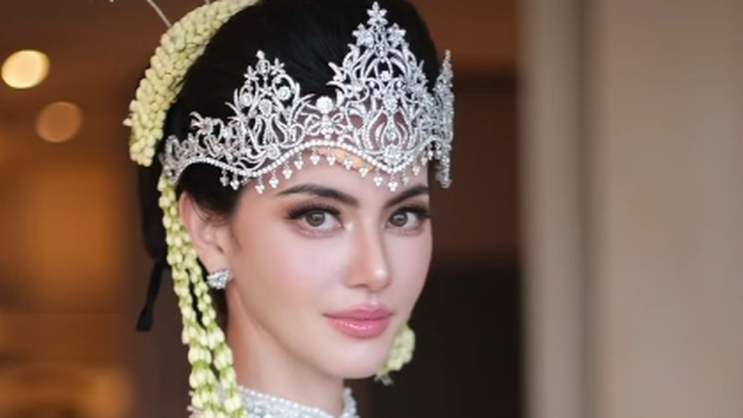 Davika Hoorne Tampil Anggun dengan Kebaya dan Siger Sunda