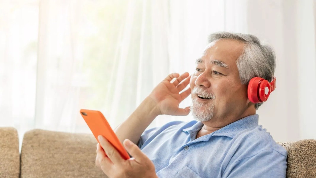 Mendengarkan dan Memainkan Musik Turunkan Risiko Demensia Lansia