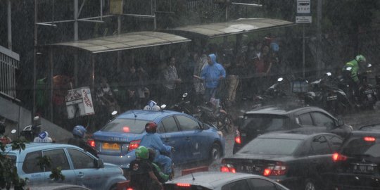 Cuaca Ekstrem: BMKG Prediksi Hujan Melanda Mayoritas Kota Besar di Indonesia