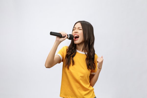 Tips agar Suara Lebih Bagus dan tidak Fals dalam Bernyanyi