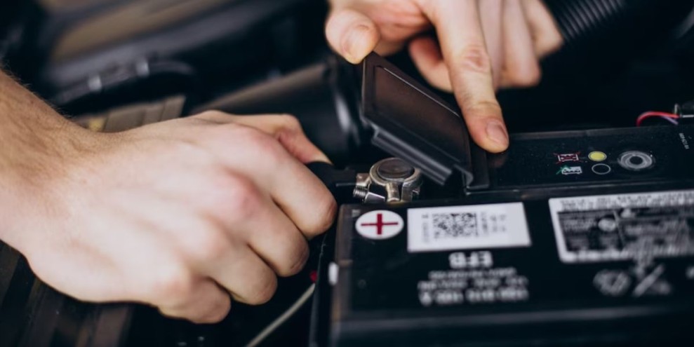 7 Penyebab Aki Mobil Habis Sendiri dan Cara Mengatasinya