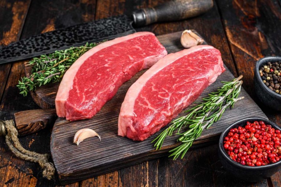 Jangan Salah Langkah! Ini Tips Aman Bersihkan Daging Merah Sebelum Masak
